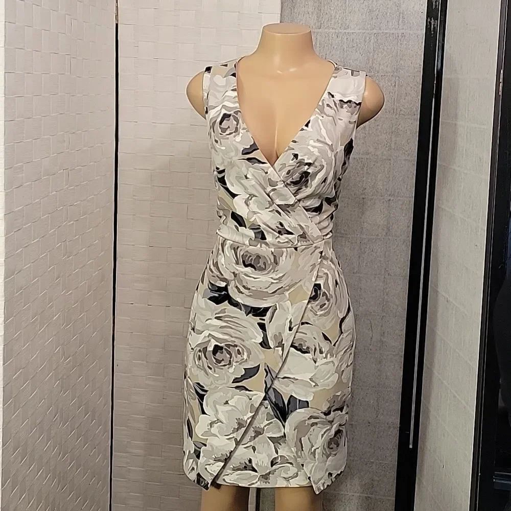 BRAND NEW I LE NEW YORK SLEEVELESS DEEP V-NECK FLORAL PATTERN DESIGN DRESS